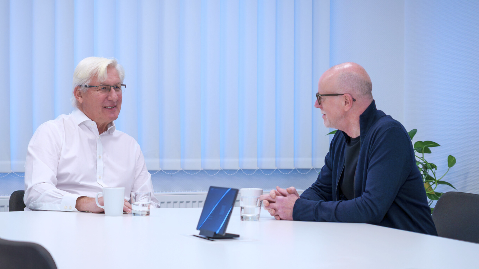 Ein Tisch, zwei Perspektiven. Norbert Assen (l.) und Herbert Kleinewiese reflektieren prägende Ereignisse, besondere Momente und Veränderungen aus über 30 Jahren ISAP-Geschichte.